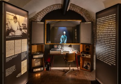 Díky Karle, stále máš co říct! Nezapomeneme! Tebe nebylo dost! Stovky vzkazů pro Karla Kryla od návštěvníků výstavy Ahoj občani!, která potrvá do 20. dubna